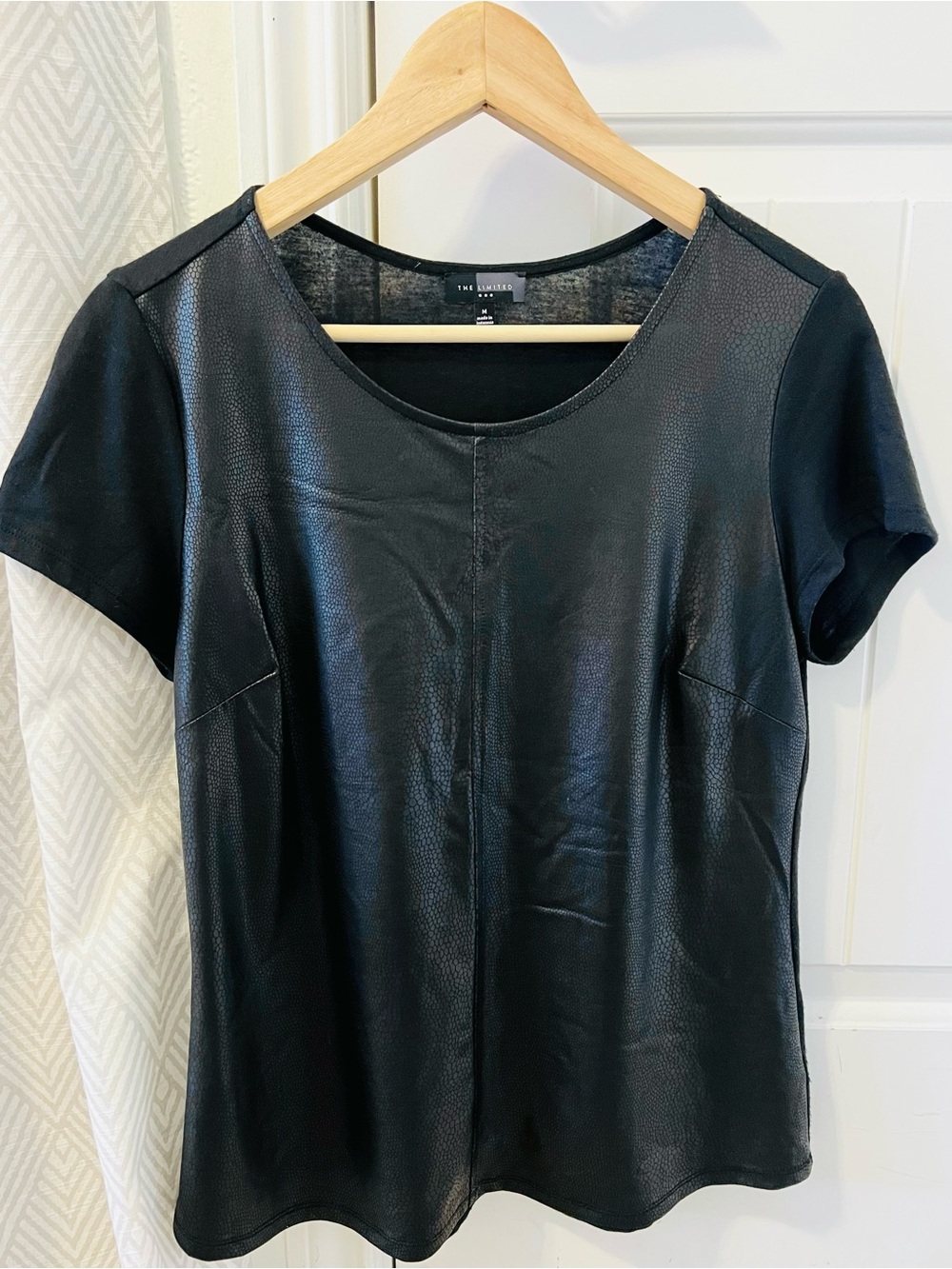 The Limited Black Faux Leather Front Short Sleeve Top Womens Medium
